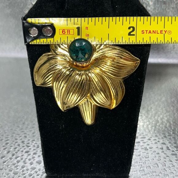 Vintage 1960's Flower Brooch Green Crystal Gold tone Regency Classic Edwardian - Picture 2 of 7